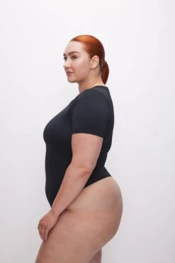 GOOD AMERICAN SCUBA TEE BODYSUIT | BLACK001 -GOOD AMERICAN STORE 230629 34 GB0365 K001 CORERESHOOT C 0058