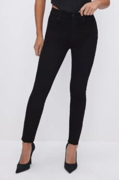 GOOD AMERICAN GOOD PETITE SKINNY NEVER FADE JEANS | BLACK001 -GOOD AMERICAN STORE 231103 05 GPSK47SBTE K001 HOL23 P 0044