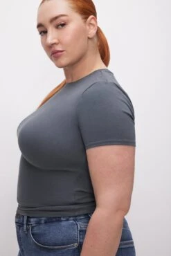 SUPER STRETCH BABY TEE | CARBON003 -GOOD AMERICAN STORE 240131 32 GT0346 CB03 SP24 C 0068