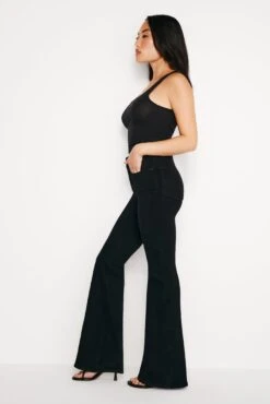 GOOD AMERICAN GOOD PETITE FLARE | BLACK001 -GOOD AMERICAN STORE 240320 28 GPFL47SBTE K001 CORE P 0047
