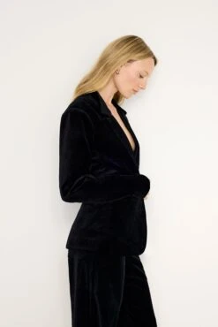 GOOD AMERICAN VELVET SCULPTED BLAZER | BLACK001 -GOOD AMERICAN STORE 240613 40 GFD173 K001 FALL24 A 0088
