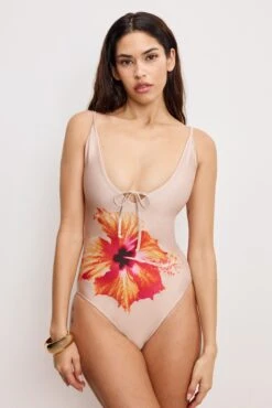 SATIN DEEP DIVE SWIMSUIT | CHAMPAGNE TROPICAL HIBISCUS001 -GOOD AMERICAN STORE 250204 07 GSW1234 CTH1 A 0836
