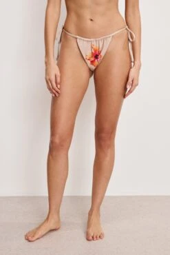 SATIN TINY TIES BIKINI BOTTOM | CHAMPAGNE TROPICAL HIBISCUS001 8 SATIN TINY TIES BIKINI BOTTOM | CHAMPAGNE TROPICAL HIBISCUS001 -GOOD AMERICAN STORE 250204 11 GSW1233 CTH1 A 1386