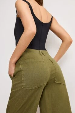 LITE LINEN BERMUDA SHORT | MARTINI OLIVE002 10 LITE LINEN BERMUDA SHORT | MARTINI OLIVE002 -GOOD AMERICAN STORE 250219 31 GFD228 MO02 A 3778