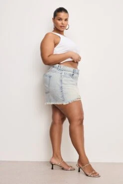 GOOD 90s STUDDED SHORTS | INDIGO784 -GOOD AMERICAN STORE 250225 33 GFD249 I784 C 4604