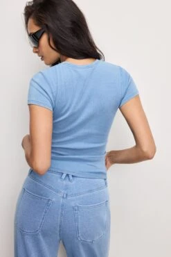 GOOD AMERICAN JEANIUS FITTED TEE | INDIGO586 9 GOOD AMERICAN JEANIUS FITTED TEE | INDIGO586 -GOOD AMERICAN STORE 250226 29 GT0661 I586 A 3998