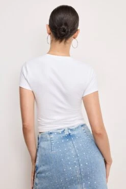 GOOD AMERICAN DOLLY SIGNATURE SUPER STRETCH BABY TEE | WHITE001 11 GOOD AMERICAN DOLLY SIGNATURE SUPER STRETCH BABY TEE | WHITE001 -GOOD AMERICAN STORE 250307 13 GT0681STDP W001 A 0084