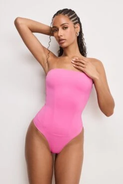SCUBA CORSET STRAPLESS BODYSUIT | BERRY SORBET010 10 SCUBA CORSET STRAPLESS BODYSUIT | BERRY SORBET010 -GOOD AMERICAN STORE 250320 28 GB0645 BS10 A 0078