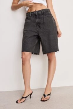 GOOD EXTREME BARREL SHORTS | BLACK398 -GOOD AMERICAN STORE 250328 16 GFD410 K398 0062