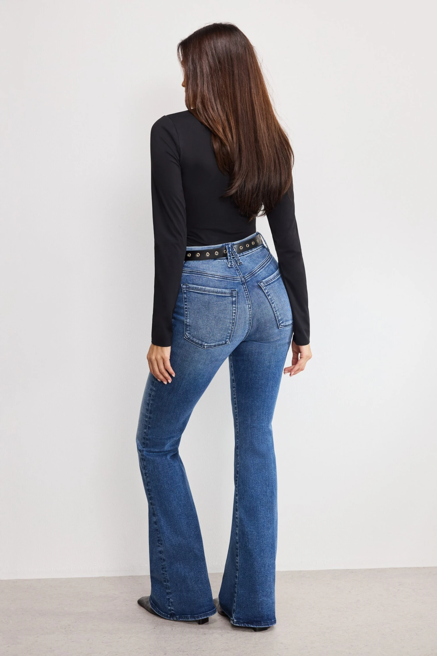 GOOD AMERICAN ALWAYS FITS GOOD LEGS FLARE JEANS | INDIGO1071 8 GOOD AMERICAN ALWAYS FITS GOOD LEGS FLARE JEANS | INDIGO1071 - Image 6