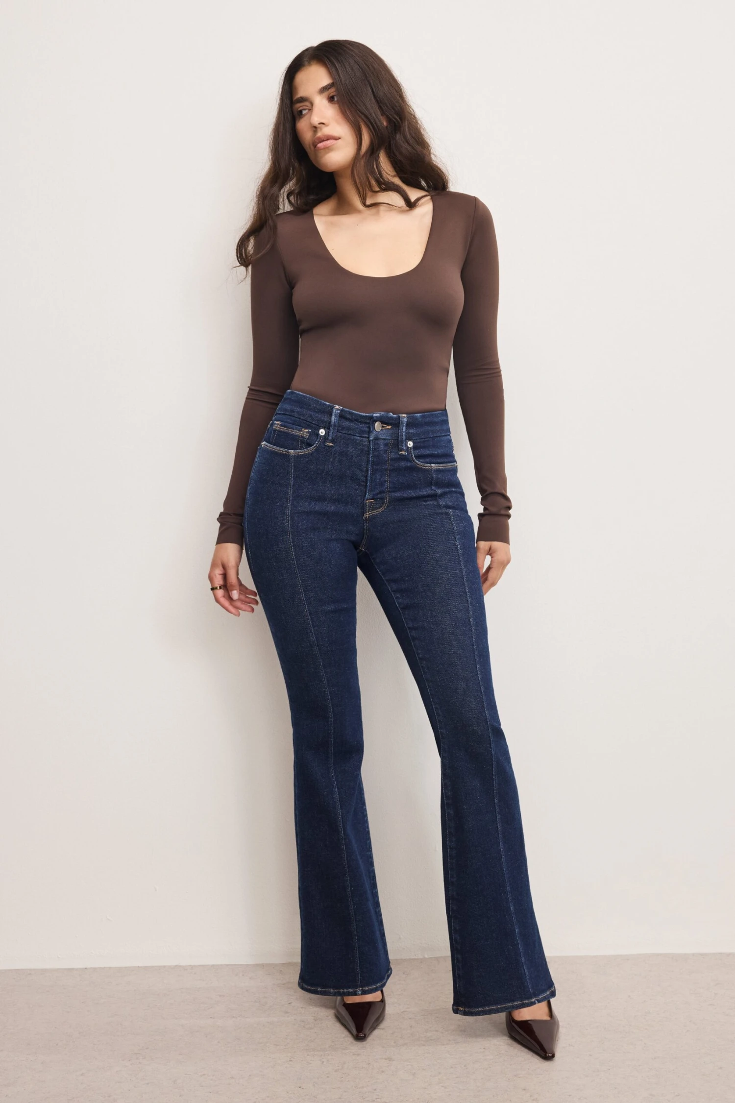 GOOD AMERICAN GOOD PETITE FLARE JEANS | INDIGO983 3 GOOD AMERICAN GOOD PETITE FLARE JEANS | INDIGO983