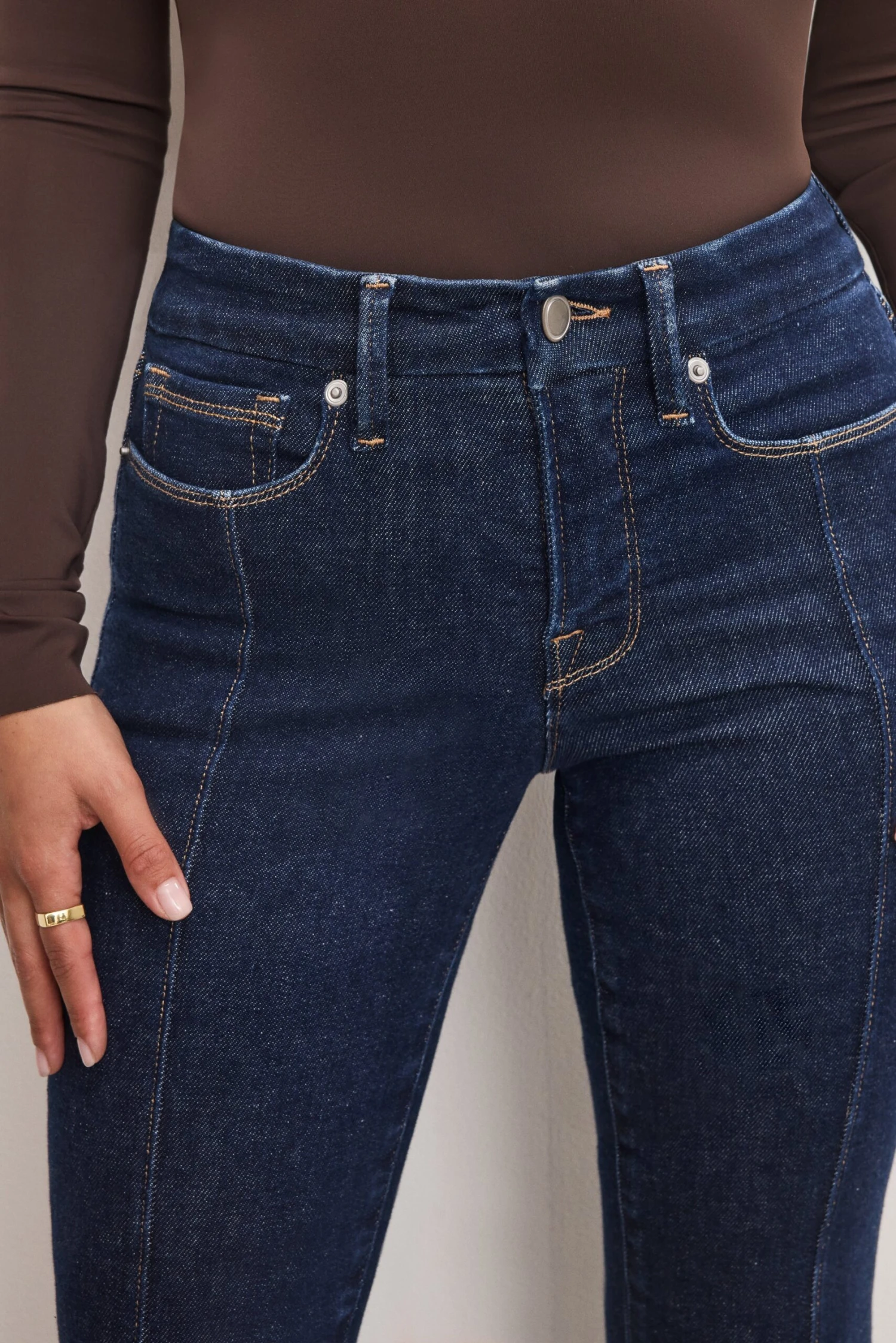 GOOD AMERICAN GOOD PETITE FLARE JEANS | INDIGO983 4 GOOD AMERICAN GOOD PETITE FLARE JEANS | INDIGO983 - Image 2