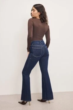 GOOD AMERICAN GOOD PETITE FLARE JEANS | INDIGO983 10 GOOD AMERICAN GOOD PETITE FLARE JEANS | INDIGO983 -GOOD AMERICAN STORE 250714 44 GPFL900001 I983 A 6427