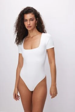 GOOD AMERICAN SCUBA SQUARE NECK BODYSUIT | WHITE001 -GOOD AMERICAN STORE H 230503 16 GB0538 W001 SUM23 A 0020