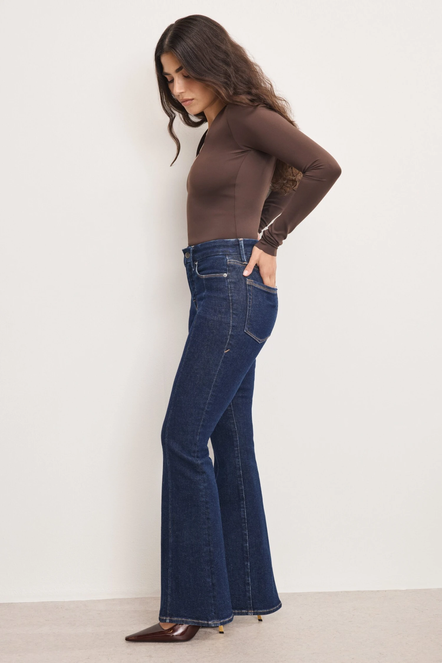 GOOD AMERICAN GOOD PETITE FLARE JEANS | INDIGO983 7 GOOD AMERICAN GOOD PETITE FLARE JEANS | INDIGO983 - Image 5