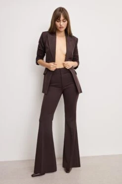 GOOD AMERICAN ESSENTIAL SUITING FLARE TROUSERS | DARK CHOCOLATE