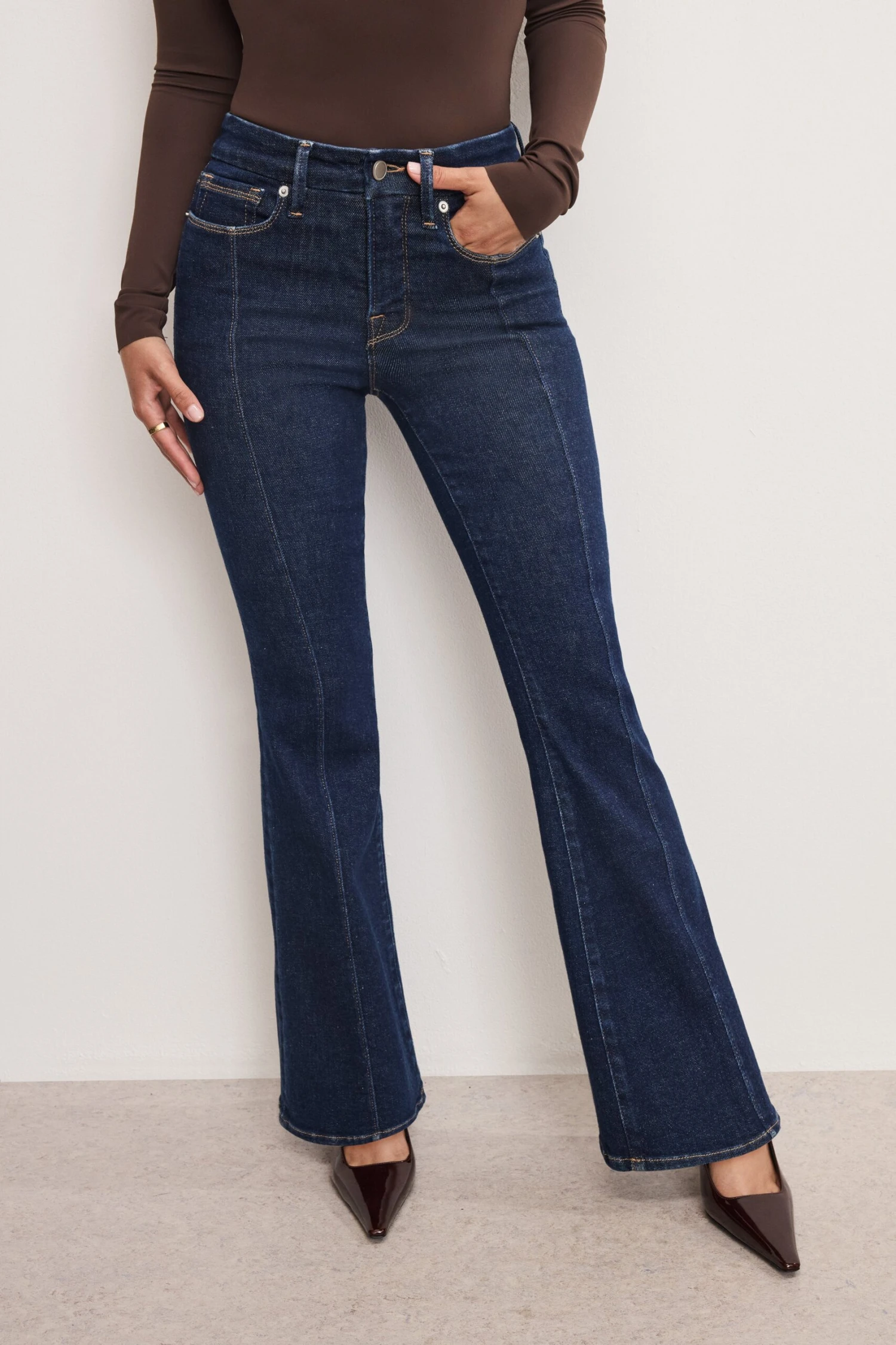 GOOD AMERICAN GOOD PETITE FLARE JEANS | INDIGO983 8 GOOD AMERICAN GOOD PETITE FLARE JEANS | INDIGO983 - Image 6