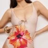 SATIN DEEP DIVE SWIMSUIT | CHAMPAGNE TROPICAL HIBISCUS001 2 SATIN DEEP DIVE SWIMSUIT | CHAMPAGNE TROPICAL HIBISCUS001 -GOOD AMERICAN STORE M 250204 07 GSW1234 CTH1 A 0929